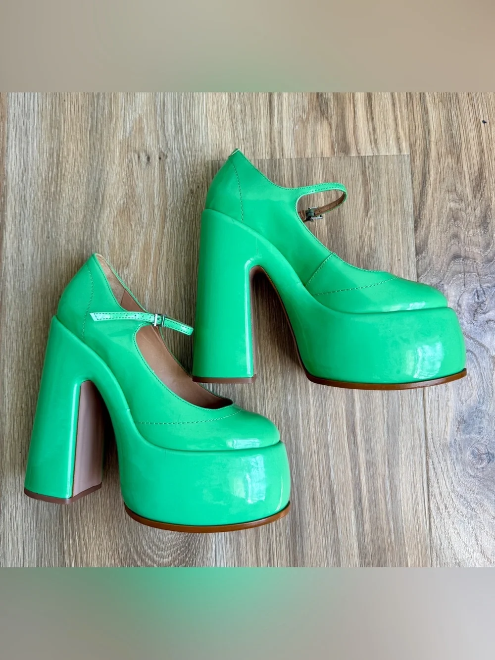Schutz Zayne Platform Mary Jane Pumps Neon Green Patent Size 8.5B